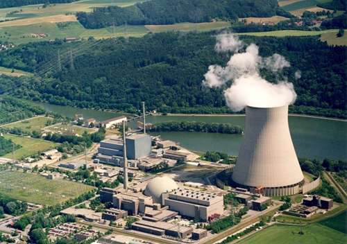 Đức tranh cãi về việc đóng cửa nhà máy điện hạt nhân