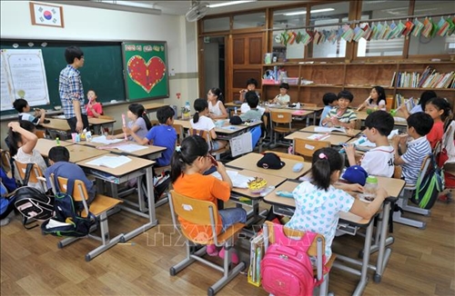 Hàn Quốc tranh luận công khai kế hoạch hạ độ tuổi học tiểu học