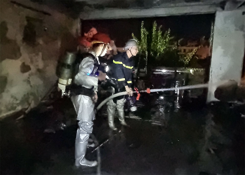 Lại cháy nhà dân trong đêm ở thị trấn Trâu Quỳ, Hà Nội

