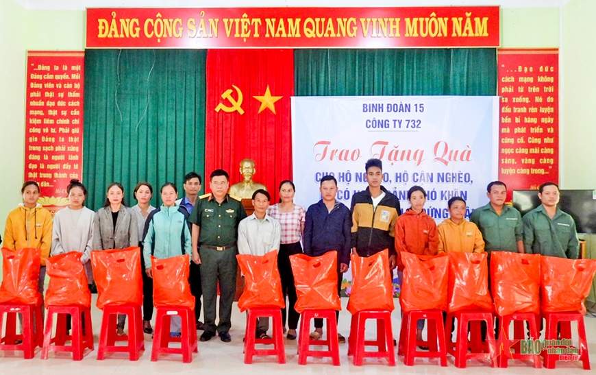 Công ty 732 hỗ trợ giáp hạt cho công nhân và đồng bào nghèo