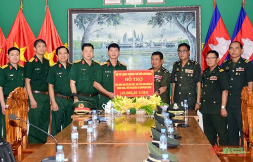 Bộ tư lệnh TP Hồ Chí Minh thăm, tặng quà các đơn vị kết nghĩa Quân đội Hoàng gia Campuchia