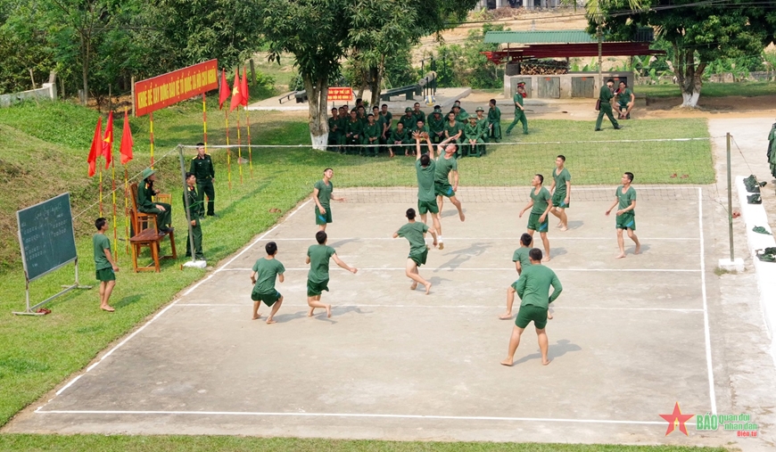 Cán bộ, chiến sĩ Tiểu đoàn 6, Trung đoàn 335, Sư đoàn 324 (Quân khu 4) giao lưu, thi đấu bóng chuyền trong ngày nghỉ. Ảnh: HỮU TÂN