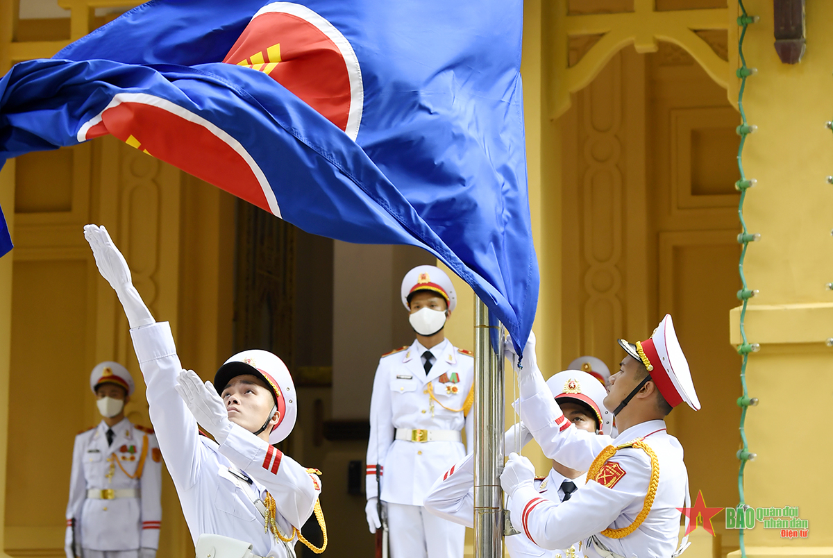 Lễ thượng cờ ASEAN là dịp để các quốc gia thành viên cùng chung tay xây dựng tương lai cho khu vực. Năm nay, lễ thượng cờ ASEAN sẽ diễn ra với những hoạt động đặc biệt và ý nghĩa hơn bao giờ hết. Hãy xem hình ảnh để cùng trải nghiệm sự kiện đặc biệt này.