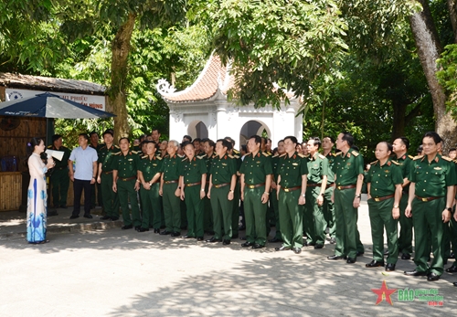 Đoàn đại biểu dự hội nghị ngành Doanh trại toàn quân dâng hương tại Khu di tích lịch sử Đền Hùng