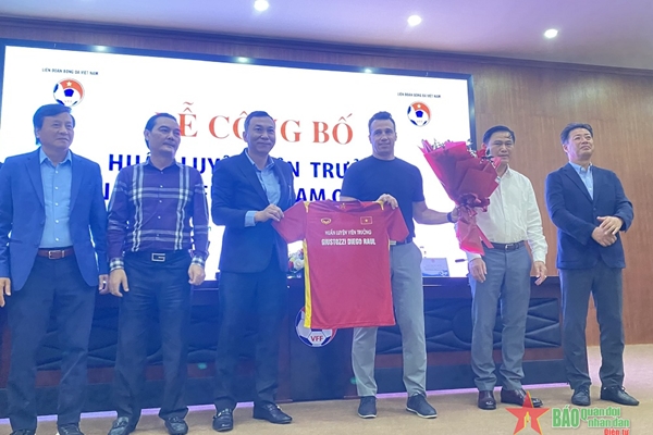 HLV từng vô địch World Cup “Dẫn dắt tuyển futsal Việt Nam là một kế hoạch lớn”
