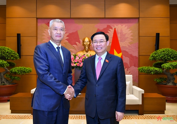 Chủ tịch Quốc hội Vương Đình Huệ tiếp Bí thư Thành ủy, Chủ tịch Hội đồng nhân dân Thủ đô Viêng Chăn, Lào