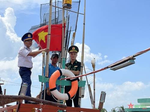 Vùng Cảnh sát biển 4 tiếp sức cho ngư dân vươn khơi bám biển