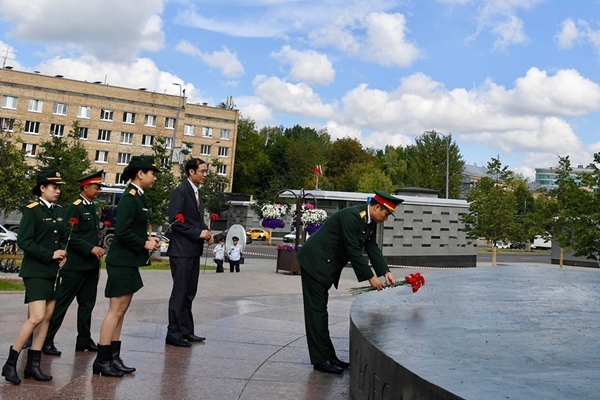 Đoàn Quân đội nhân dân Việt Nam dâng hoa tại Tượng đài Chủ tịch Hồ Chí Minh ở Moscow