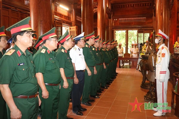 Đoàn công tác Tổng cục Chính trị Quân đội nhân dân Việt Nam dâng hương tưởng niệm Chủ tịch Hồ Chí Minh