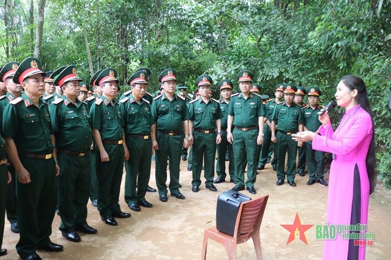 Đoàn công tác Tổng cục Chính trị Quân đội nhân dân Việt Nam dâng hương tưởng niệm Chủ tịch Hồ Chí Minh