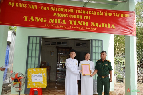 Bộ CHQS tỉnh Tây Ninh trao nhà tình nghĩa cho thương binh