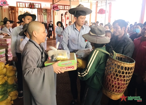 Chùa Phước Sơn trao quà tặng bà con nghèo nhân lễ Vu lan