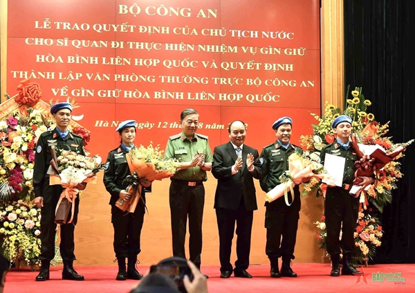 Chủ tịch nước Nguyễn Xuân Phúc dự Lễ trao quyết định cho sĩ quan Công an nhân dân đi làm nhiệm vụ Gìn giữ hòa bình Liên hợp quốc