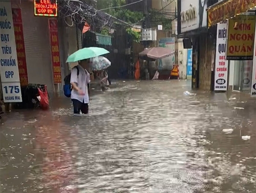 Hà Nội mưa gây ngập, úng nhiều tuyến phố

