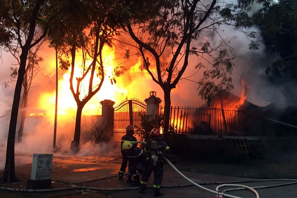 Cháy ở Hà Nội Dập tắt đám cháy tại biệt thự liền kề ở quận Hoàng Mai