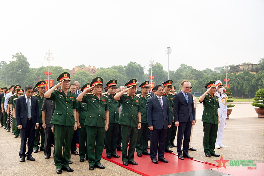 Thủ tướng Chính phủ Phạm Minh Chính vào Lăng viếng Chủ tịch Hồ Chí Minh