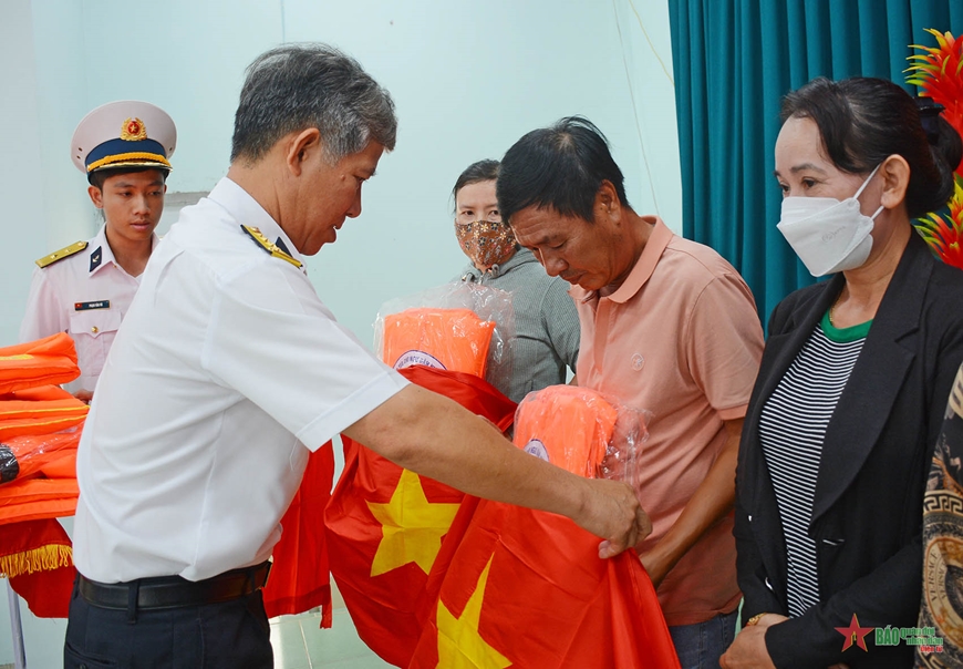Bộ tư lệnh Vùng 2 Hải quân đồng hành, hỗ trợ ngư dân tỉnh Bà Rịa-Vũng Tàu