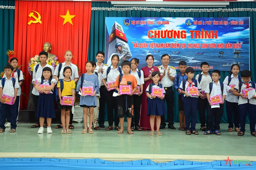 Bộ tư lệnh Vùng 2 Hải quân đồng hành, hỗ trợ ngư dân tỉnh Bà Rịa-Vũng Tàu
