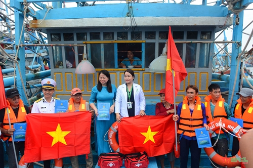 Bộ tư lệnh Vùng 2 Hải quân đồng hành, hỗ trợ ngư dân tỉnh Bà Rịa-Vũng Tàu 
