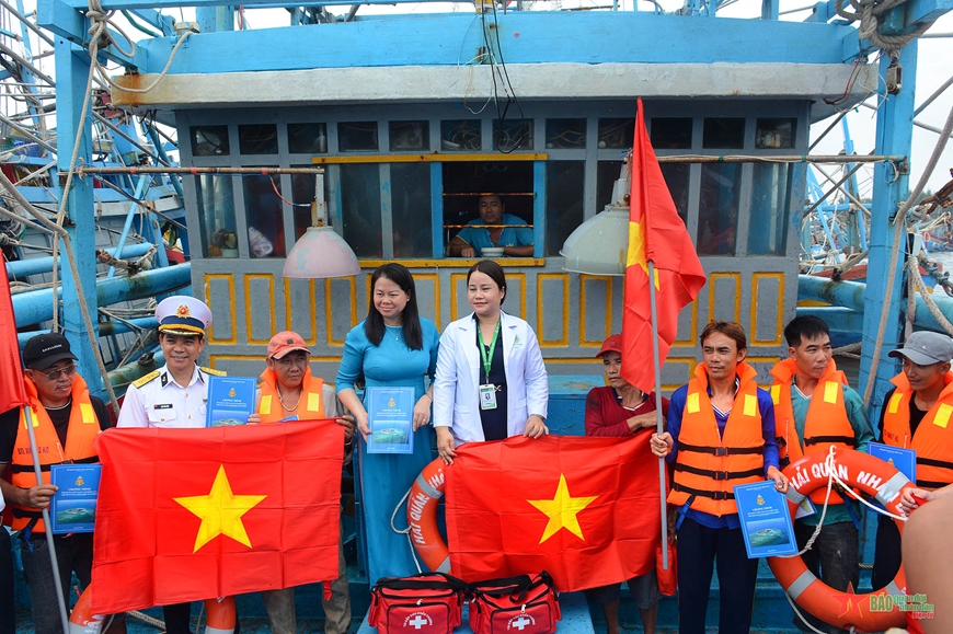Bộ tư lệnh Vùng 2 Hải quân đồng hành, hỗ trợ ngư dân tỉnh Bà Rịa-Vũng Tàu Bộ tư lệnh Vùng 2 Hải quân đồng hành, hỗ trợ ngư dân tỉnh Bà Rịa-Vũng Tàu