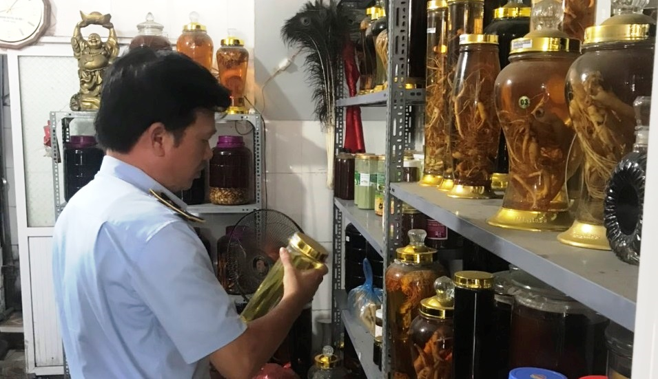 Hà Nội: Thu giữ gần 650 lít rượu không rõ nguồn gốc xuất xứ