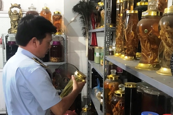 Hà Nội: Thu giữ gần 650 lít rượu không rõ nguồn gốc xuất xứ