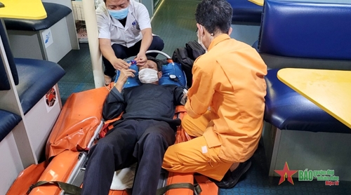 Kịp thời cấp cứu thuyền viên đau nặng trên biển