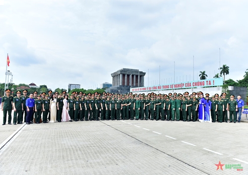 Đoàn đại biểu dự Đại hội đại biểu Đoàn TNCS Hồ Chí Minh Cơ quan Tổng cục Chính trị lần thứ X vào Lăng viếng Bác