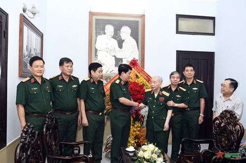 Đại tướng Lương Cường thăm, chúc mừng sinh nhật lần thứ 100 của Đại tướng Nguyễn Quyết
