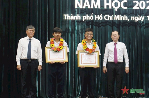 TP Hồ Chí Minh khen thưởng học sinh giỏi tiêu biểu năm học 2021-2022