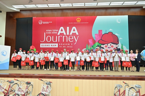 Chương trình Hành trình cuộc sống: Trao tặng 300 xe đạp cho trẻ em khó khăn tỉnh Quảng Nam

