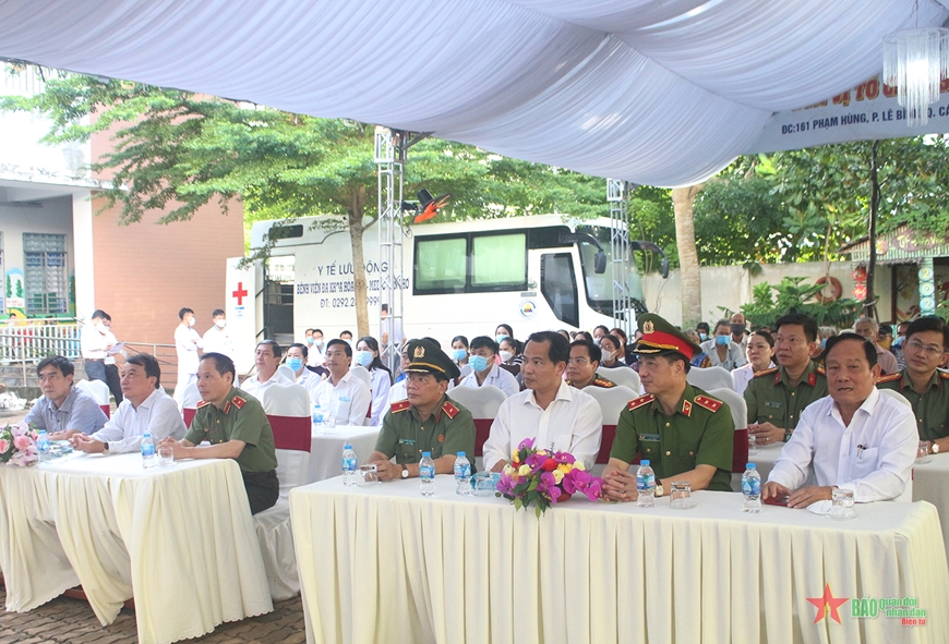 300 gia đình chính sách, hộ nghèo được tặng quà và khám bệnh, cấp thuốc miễn phí