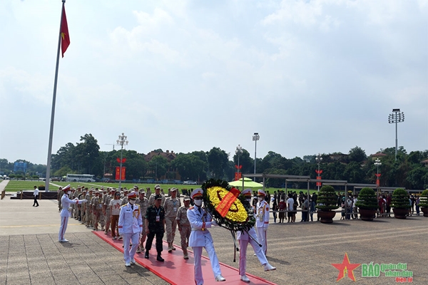 Đoàn tuyển thủ các nước tham dự Army Games 2022 vào Lăng viếng Chủ tịch Hồ Chí Minh