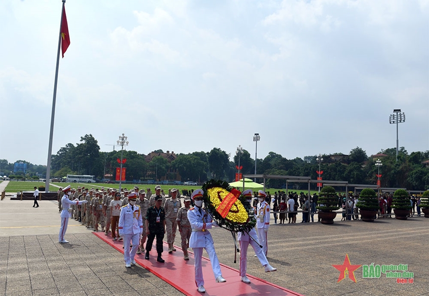 Đoàn tuyển thủ các nước tham dự Army Games 2022 vào Lăng viếng Chủ tịch Hồ Chí Minh