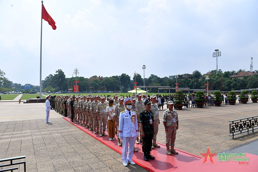 Đoàn tuyển thủ các nước tham dự Army Games 2022 vào Lăng viếng Chủ tịch Hồ Chí Minh