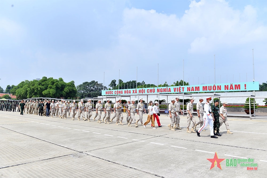 Đoàn tuyển thủ các nước tham dự Army Games 2022 vào Lăng viếng Chủ tịch Hồ Chí Minh