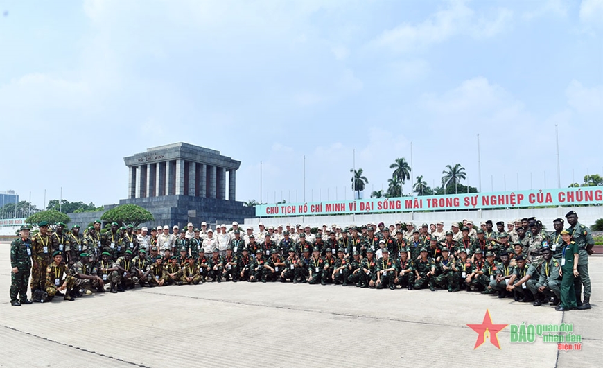 Đoàn tuyển thủ các nước tham dự Army Games 2022 vào Lăng viếng Chủ tịch Hồ Chí Minh