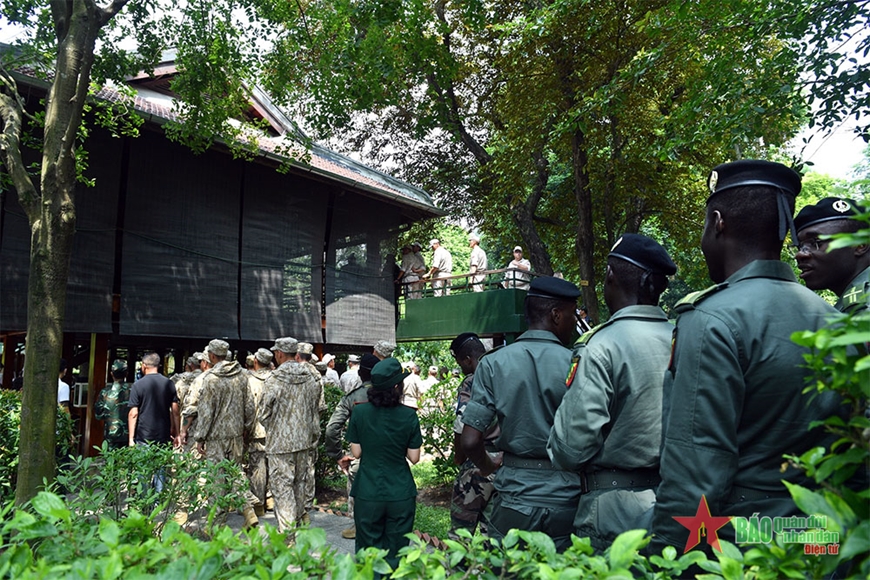 Đoàn tuyển thủ các nước tham dự Army Games 2022 vào Lăng viếng Chủ tịch Hồ Chí Minh