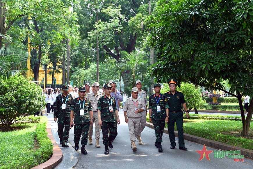 Đoàn tuyển thủ các nước tham dự Army Games 2022 vào Lăng viếng Chủ tịch Hồ Chí Minh