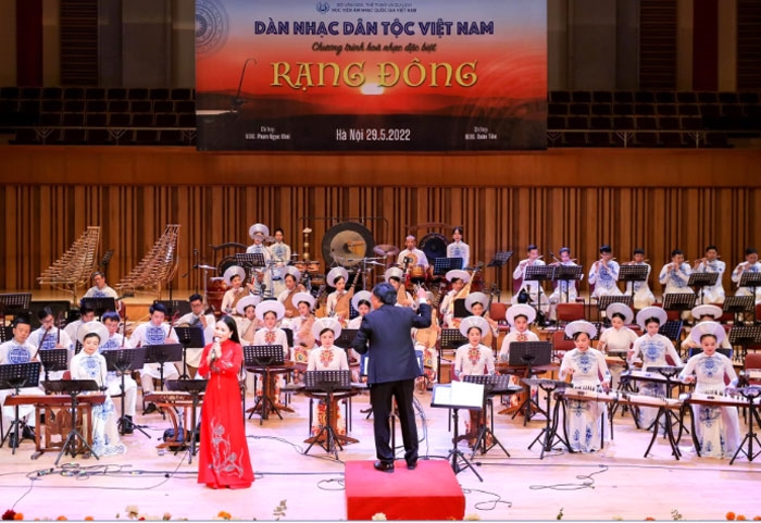 Âm nhạc dân tộc Việt Nam là một trải nghiệm tuyệt vời cho các tín đồ yêu âm nhạc. Những giai điệu truyền thống được truyền lại qua nhiều thế hệ tổ tiên, tạo ra một sự kết hợp tuyệt vời với sự độc đáo của đất nước Việt Nam. Hãy xem hình ảnh để hiểu rõ hơn những cảm xúc mà âm nhạc dân tộc Việt Nam mang lại.