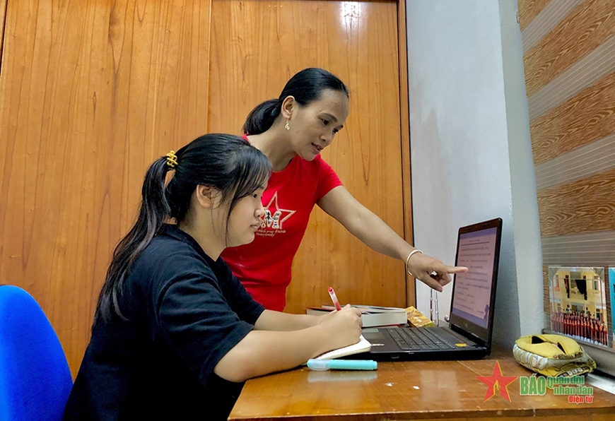 Chị Huỳnh Thị Kim Xuyên hướng dẫn con gái Đỗ Thái Bảo học tập.