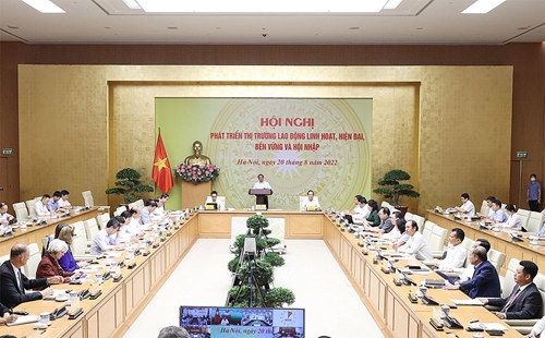 Thủ tướng Chính phủ Phạm Minh Chính chủ trì Hội nghị trực tuyến toàn quốc về phát triển thị trường lao động

