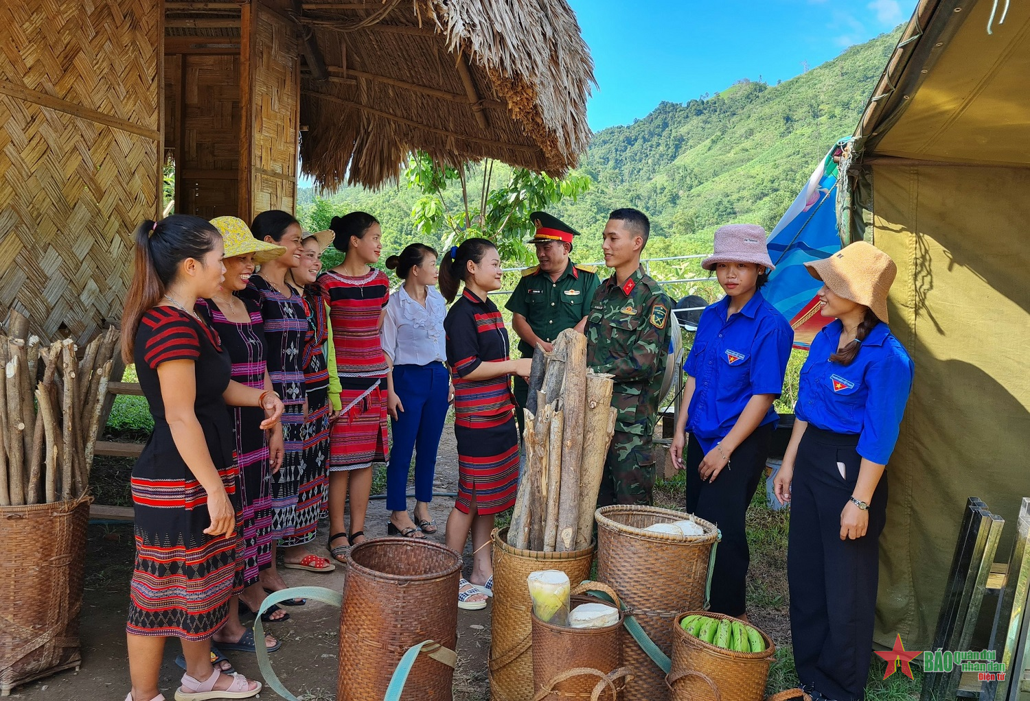 Thắm tình quân dân