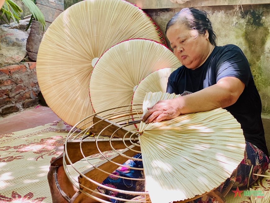 Nặng lòng với nón lá làng Chuông