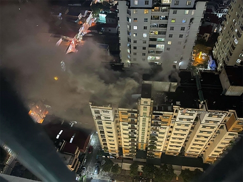 Cháy ở Hà Nội: Cháy chung cư trên đường Nguyễn Cơ Thạch, nhiều người thoát nạn