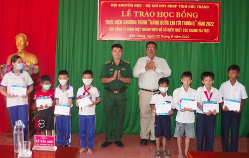 Bộ đội Biên phòng tỉnh Sóc Trăng trao 200 suất học bổng tặng học sinh nghèo 