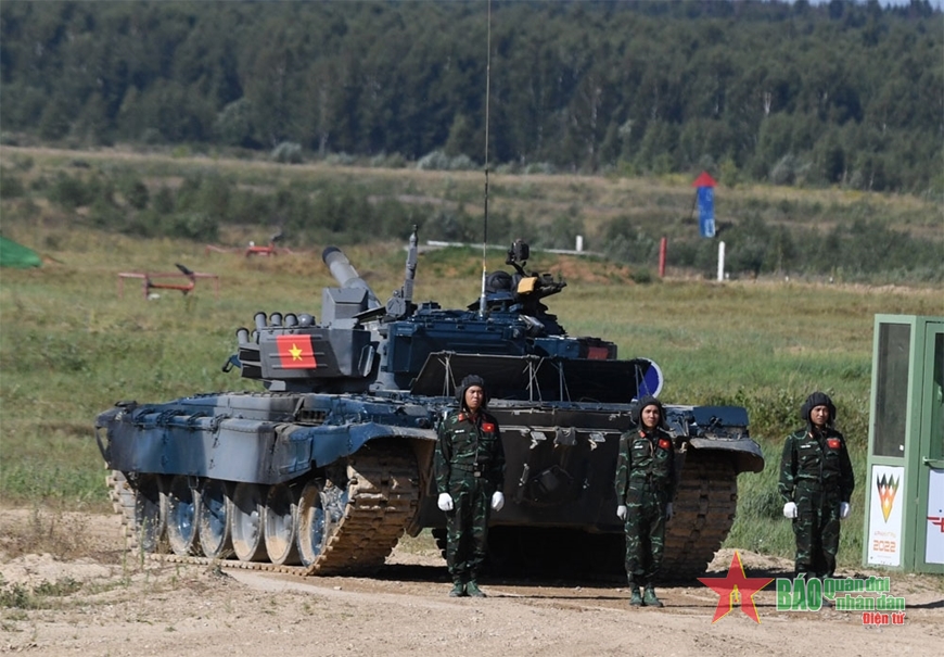 Bức ảnh này sẽ cho bạn một cái nhìn sâu sắc về sự phát triển của quân đội và công nghiệp Việt Nam trong lĩnh vực sản xuất xe tăng. Với đường cong hoàn hảo và đầy sức mạnh, chiếc xe tăng Việt Nam sẽ khiến bạn thích thú và muốn tìm hiểu hơn.