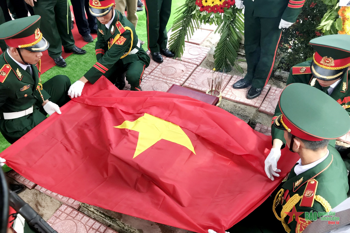 Huyện Khánh Vĩnh truy điệu và an táng hài cốt liệt sĩ Cao Là Ni