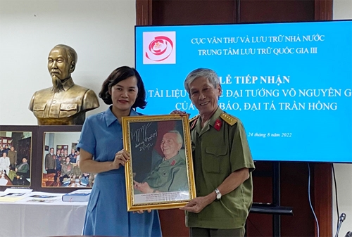 Trung tâm Lưu trữ quốc gia III tiếp nhận 111 bức ảnh Đại tướng Võ Nguyên Giáp của Đại tá Trần Hồng