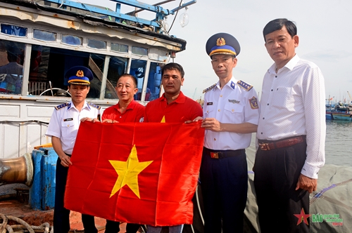 Bộ tư lệnh Vùng Cảnh sát biển 2 trao quà và cờ Tổ quốc cho ngư dân tỉnh Bình Định